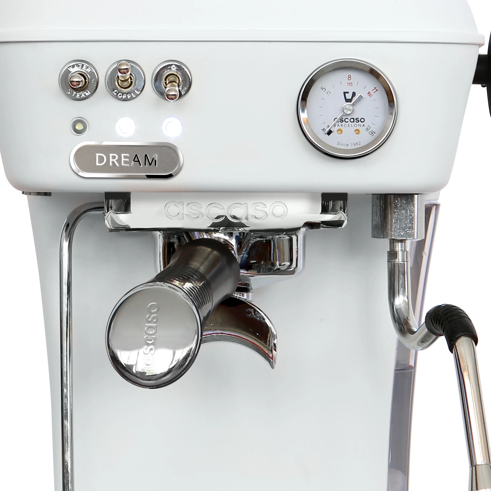 White „Ascaso“ Dream ONE from the front: switches, pressure gauge and portafilter in the group head