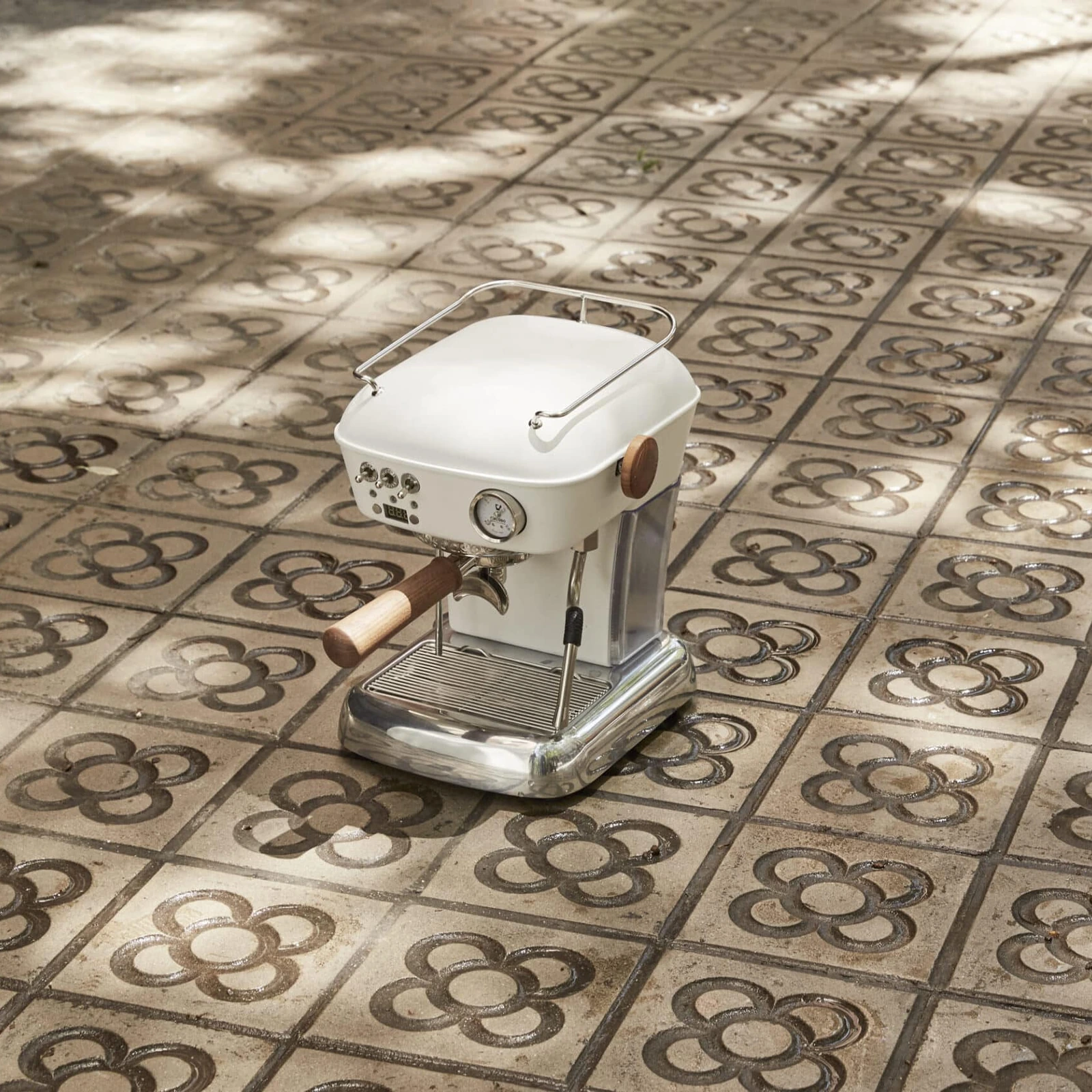 White „Ascaso“ Dream PID with walnut handles on patterned paving