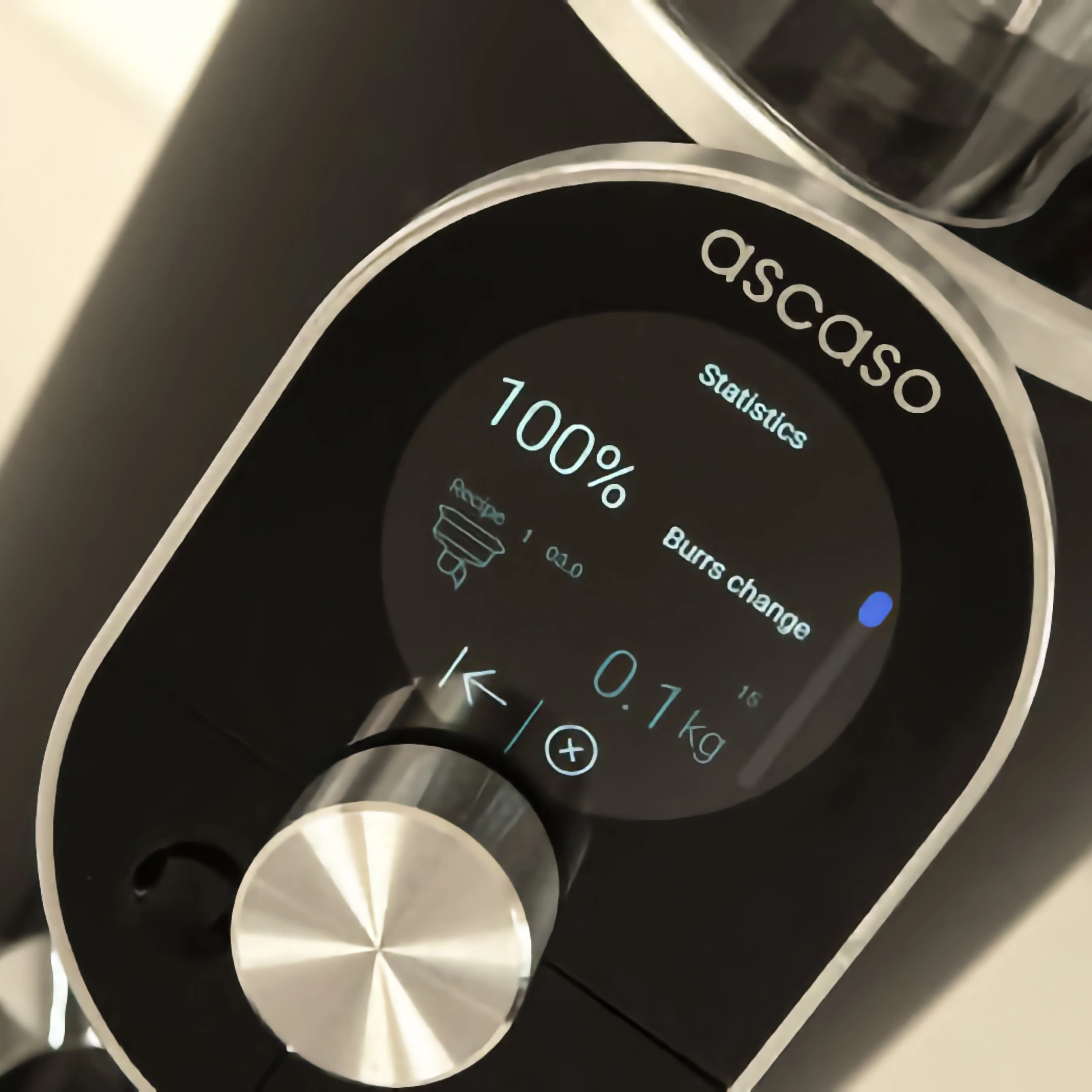 „Ascaso“ P74 display showing statistics and burr wear, with the turn-and-push knob below